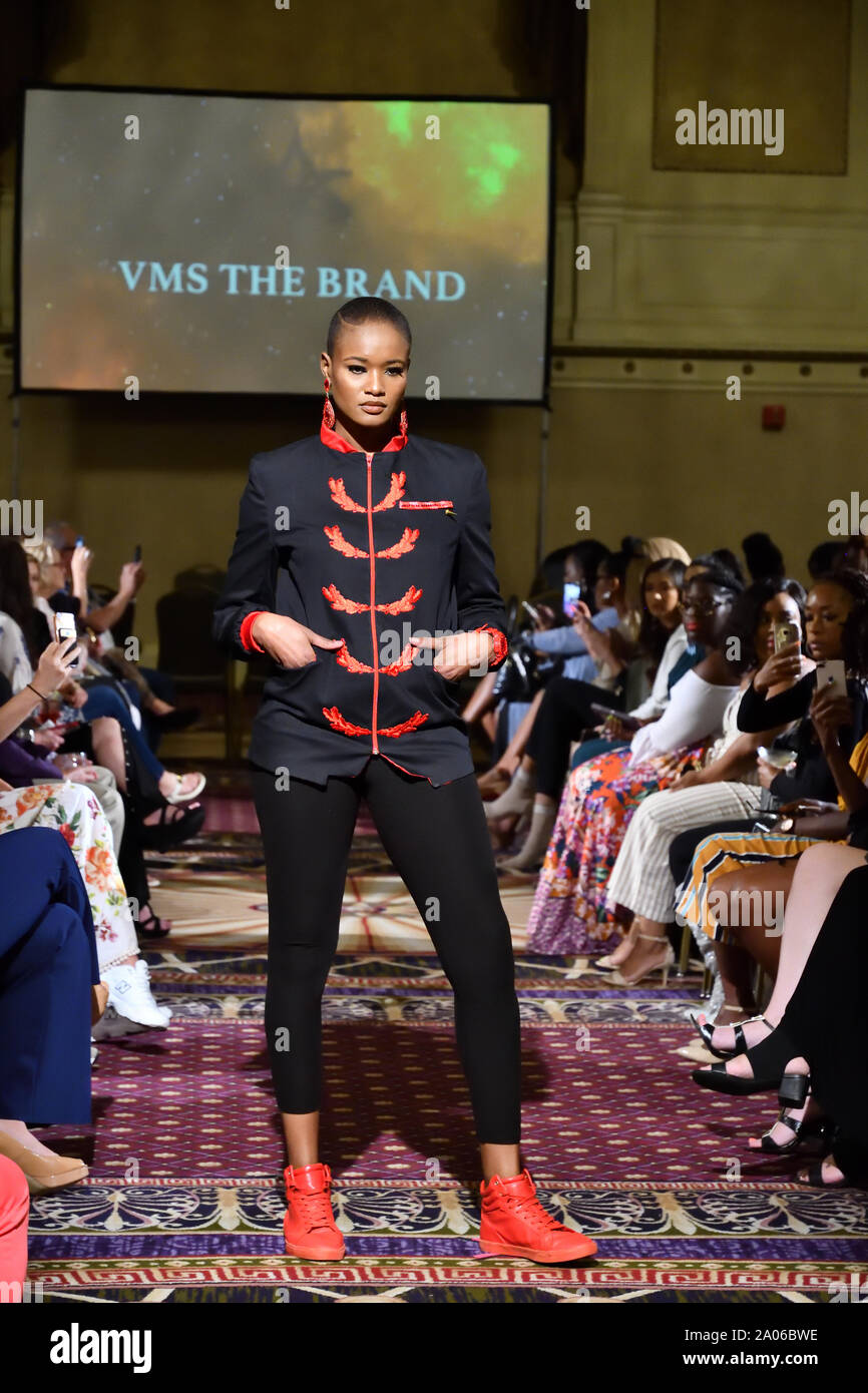 Eine weibliche Modell Spaziergänge für Designer VMS die Marke an der New York Art Showcase SS-20 während der New York Fashion Week im Roosevelt Hotel (5341). Stockfoto