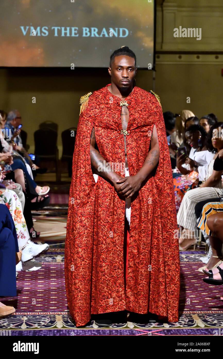 Ein männliches Modell Spaziergänge für Designer VMS die Marke an der New York Art Showcase SS-20 während der New York Fashion Week im Roosevelt Hotel (5349). Stockfoto