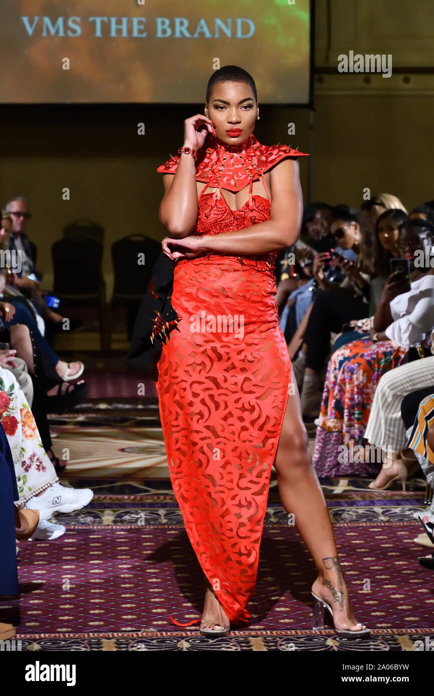 Eine weibliche Modell Spaziergänge für Designer VMS die Marke an der New York Art Showcase SS-20 während der New York Fashion Week im Roosevelt Hotel (5378). Stockfoto