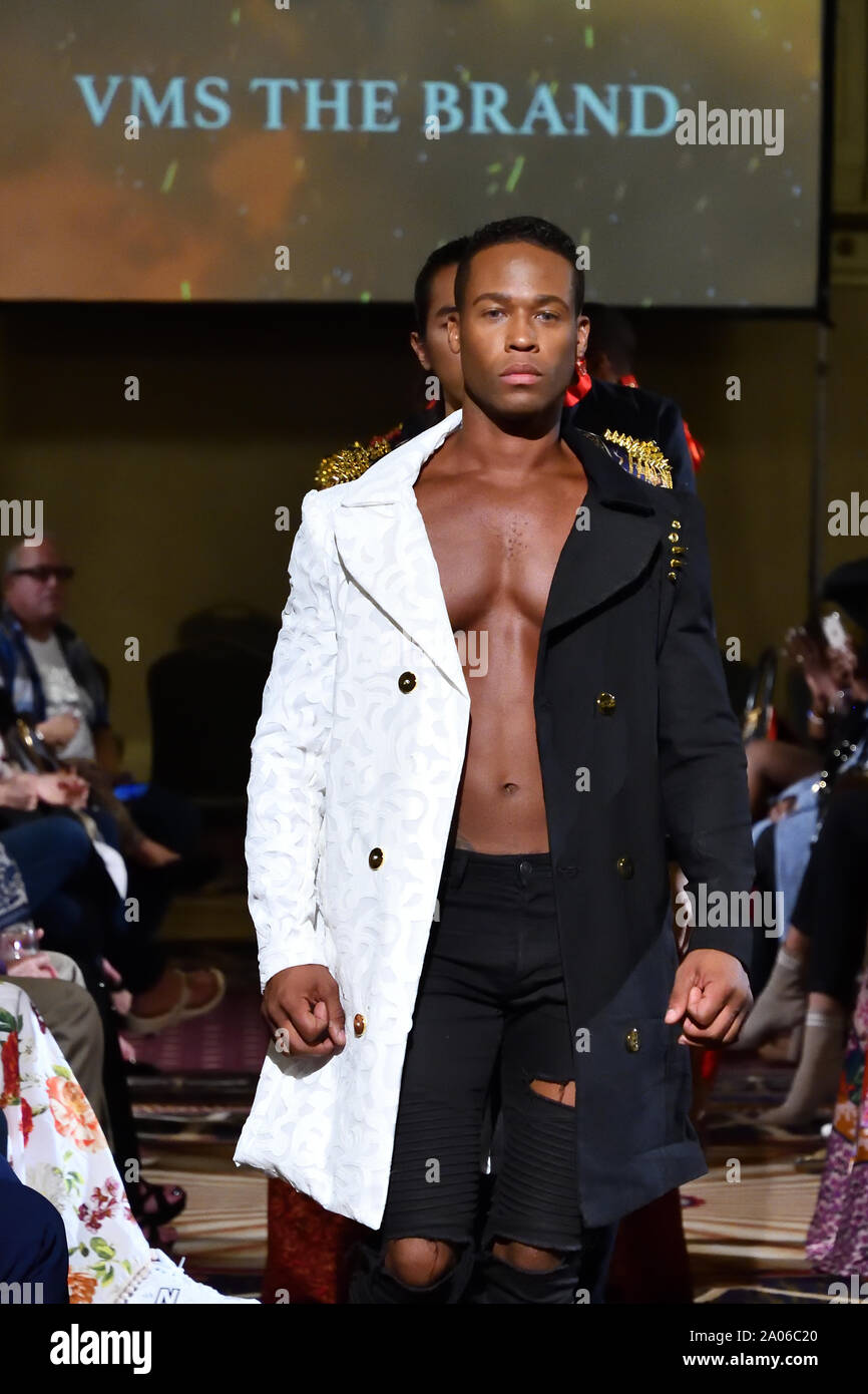 Joshua Bailey leitet Models Walking für Designer VMS The Brand bei New York Fashion Showcase SS-20 während der NY Fashion Week im Roosevelt Hotel (5393). Stockfoto