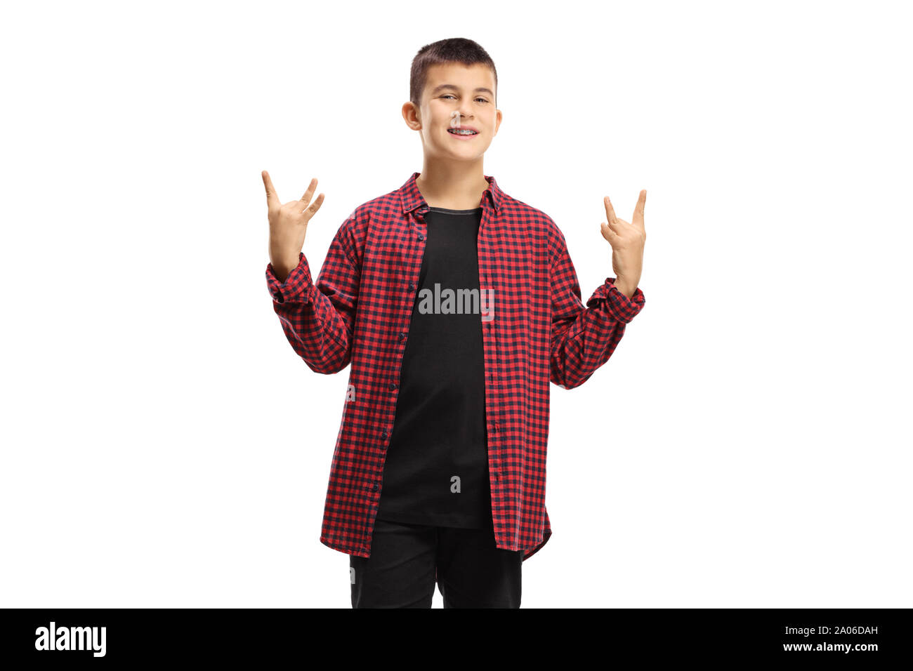 Fröhliche Teenager macht eine Handbewegung Zeichen der Hörner auf weißem Hintergrund Stockfoto