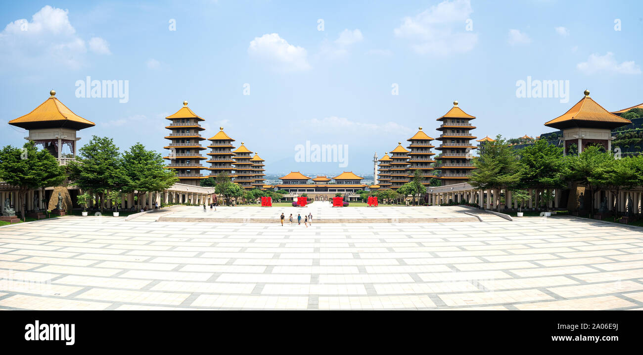 Panorama des Fo Guang Shan Buddha Museum Main Plaza mit chinesischen Pagoden auf beiden Seiten, Touristen zu Fuß im Zentrum Stockfoto