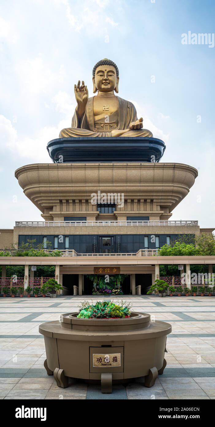 Kaohsiung, Taiwan: Große Goldene sitzen Fo Guang Shan Buddha Statue auf einer Plattform oberhalb der Museumsbau mit einem Hakenkreuz auf der Brust Stockfoto