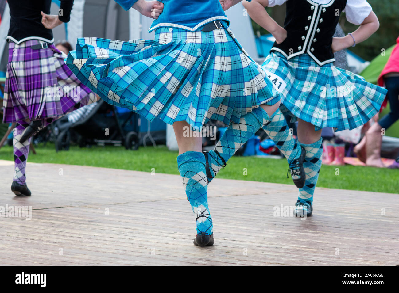 Junge Highland Dancing Girls in der Highland Games in Peebles. Peebles, Scottish Borders, Schottland Stockfoto