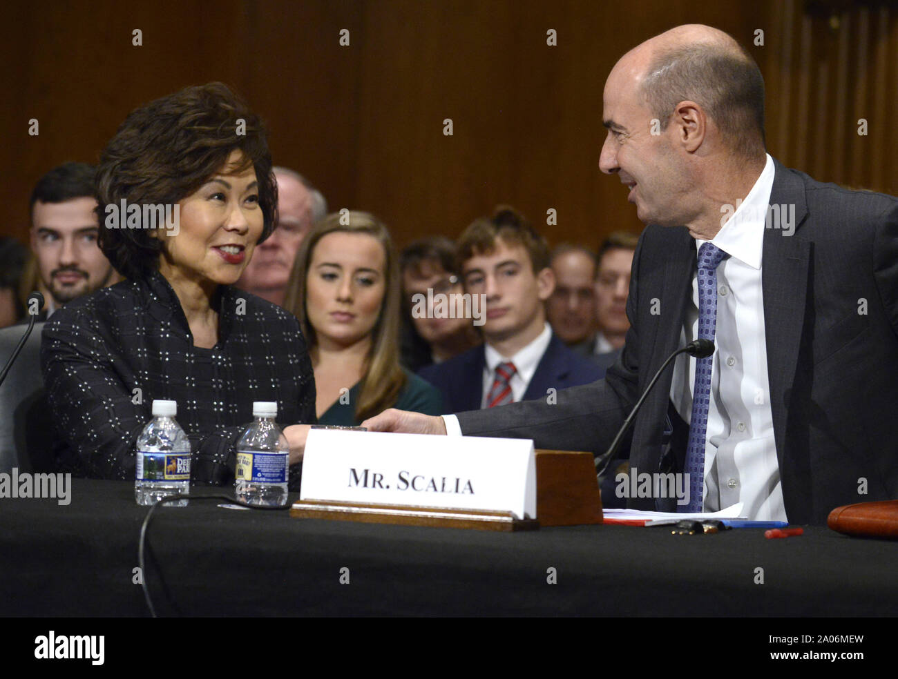 Washington, United States. 19 Sep, 2019. Arbeitsminister nominee Eugene Scalia (R) dank Transport Sekretärin Elaine Chao für ihre Ausführungen vor dem Senat Gesundheit, Bildung, Arbeit und Anhörungen der Altersversorgung, auf dem Capitol Hill, September 19, 2019, in Washington, DC. Sozialdemokraten und Gewerkschaften haben die labr Scalia Bindungen zu Management und der Wirtschaft kritisiert. Foto von Mike Theiler/UPI Quelle: UPI/Alamy leben Nachrichten Stockfoto