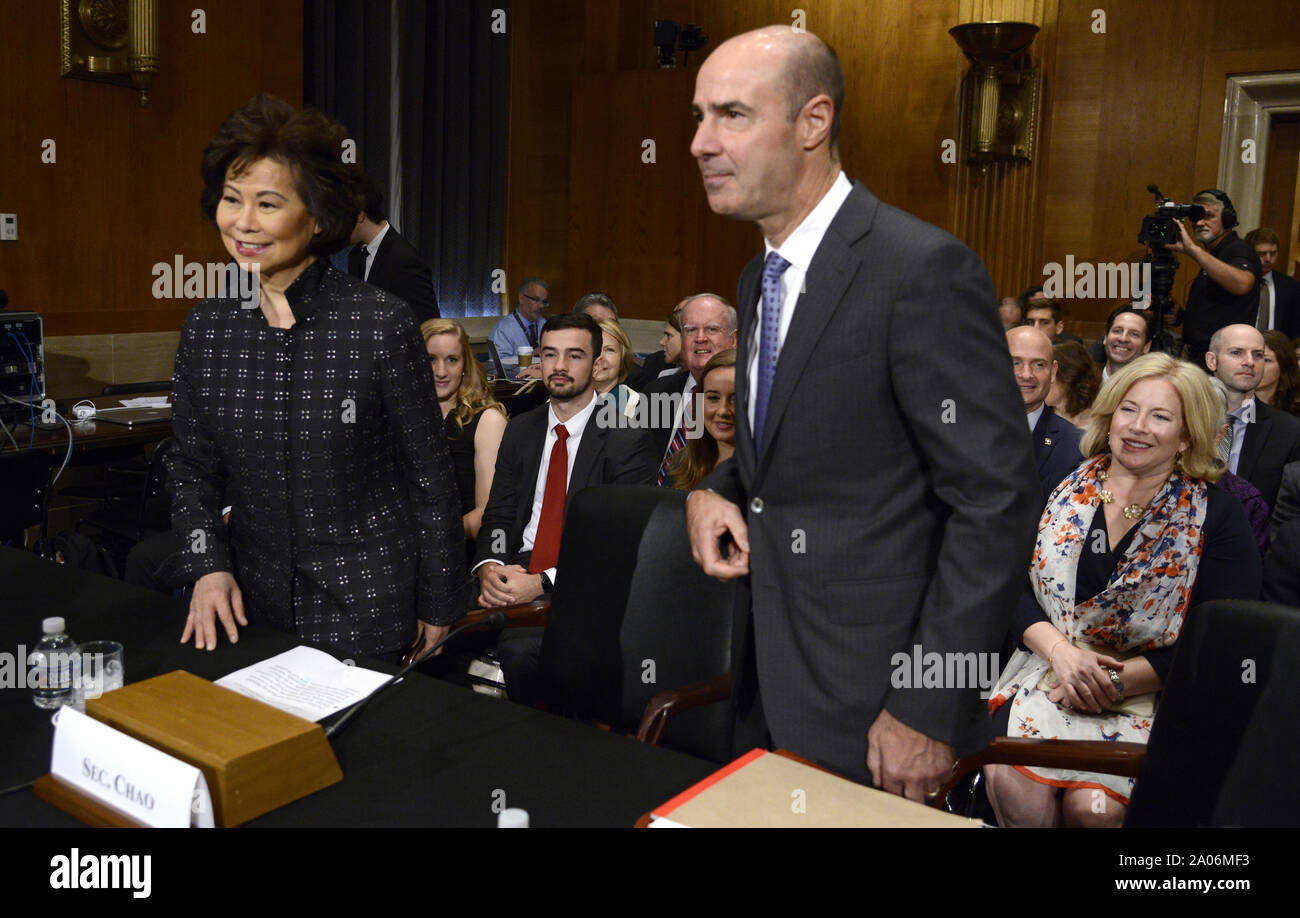 Washington, United States. 19 Sep, 2019. Arbeitsminister nominee Eugene Scalia (C) kommt mit Verkehrsminister Elaine Chao (L) für den Senat Gesundheit, Bildung, Arbeit und Anhörungen der Altersversorgung, wie seine Frau Patricia (Trish) Uhren (R), auf dem Capitol Hill, September 19, 2019, in Washington, DC. Sozialdemokraten und Gewerkschaften haben die labr Scalia Bindungen zu Management und der Wirtschaft kritisiert. Foto von Mike Theiler/UPI Quelle: UPI/Alamy leben Nachrichten Stockfoto