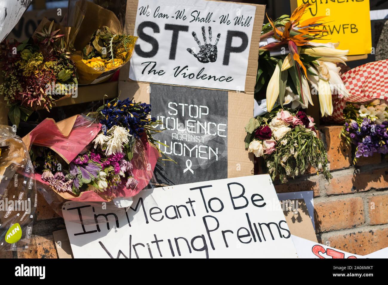 Blumen, Nachrichten, Plakate in Sympathie und Empathie Solidarität und Unterstützung für die Kampagne "Gewalt gegen Frauen und femizid in Südafrika zu zeigen Stockfoto