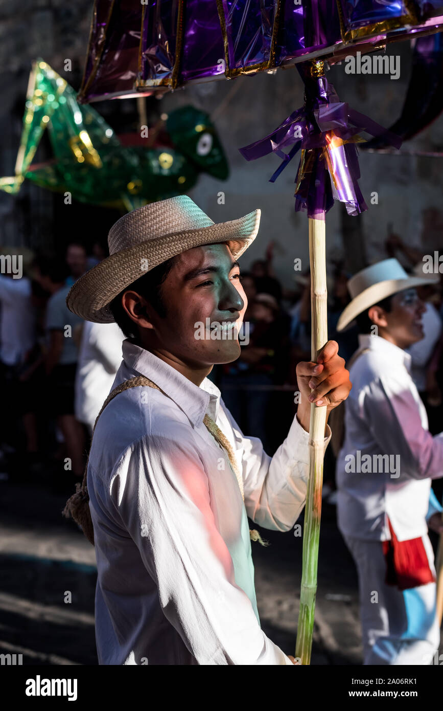 Juli 28, 2019: Ein traditionell gekleidete mexikanische Mann in einer Parade während der Guelaguetza Festival in Oaxaca, Mexiko Stockfoto