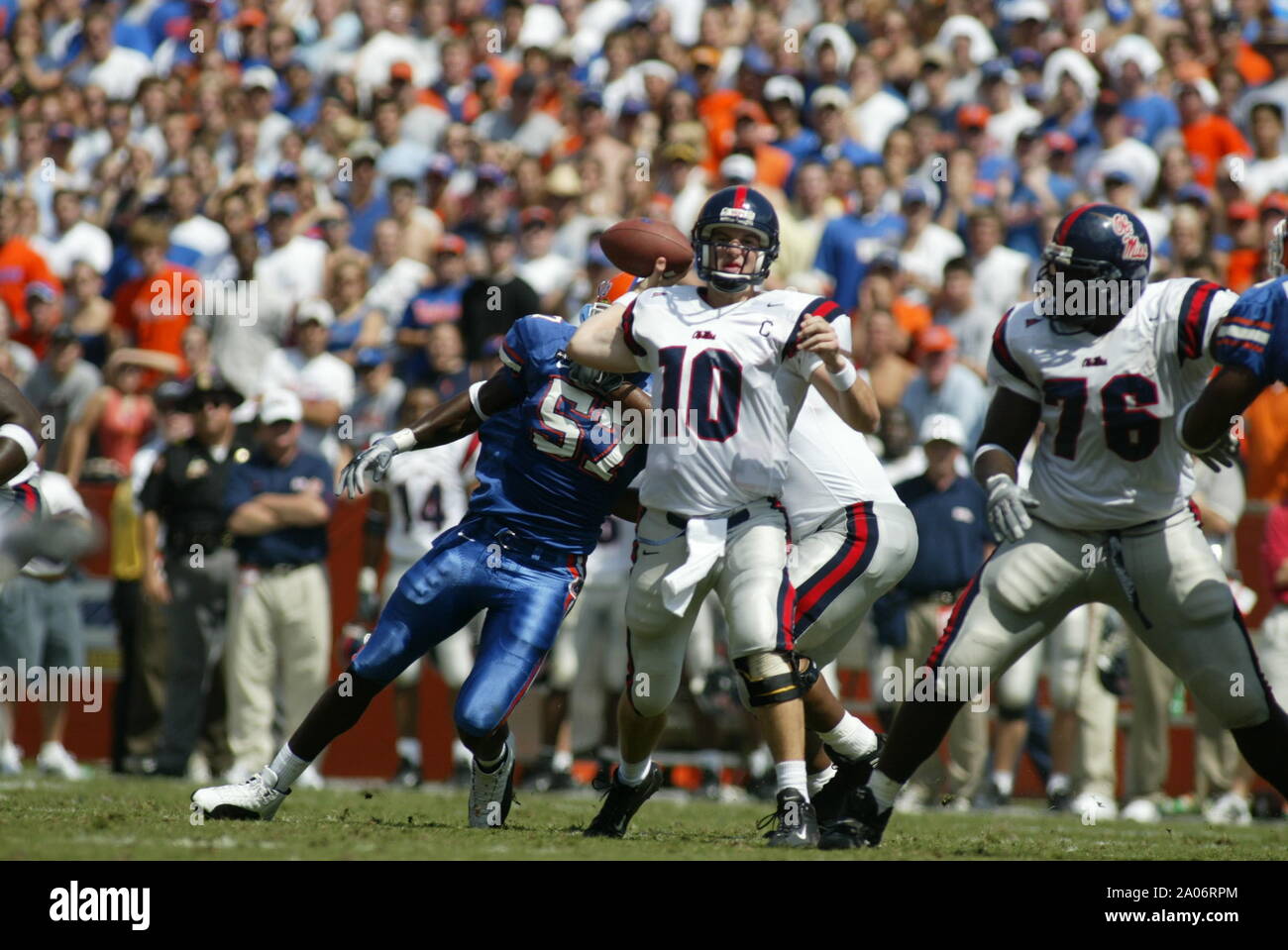 Ole Fräulein QB Eli Manning fällt zurück während der Rebellen 20-17 Sieg über den 24 Gators am Ben Hill Griffen Stadion in Gainesville, Florida geordnet. Stockfoto Ole Fräulein QB Eli Manning fällt zurück während der Rebellen 20-17 Sieg über den 24 Gators am Ben Hill Griffen Stadion in Gainesville, Florida geordnet. Stockfoto