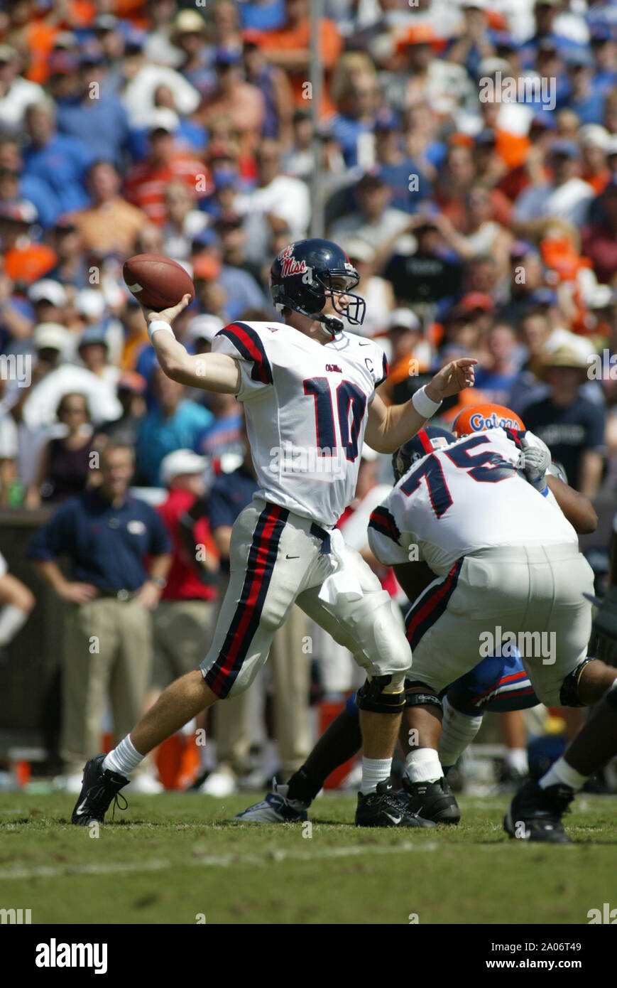 Ole Fräulein QB Eli Manning fällt zurück während der Rebellen 20-17 Sieg über den 24 Gators am Ben Hill Griffen Stadion in Gainesville, Florida geordnet. Stockfoto Ole Fräulein QB Eli Manning fällt zurück während der Rebellen 20-17 Sieg über den 24 Gators am Ben Hill Griffen Stadion in Gainesville, Florida geordnet. Stockfoto