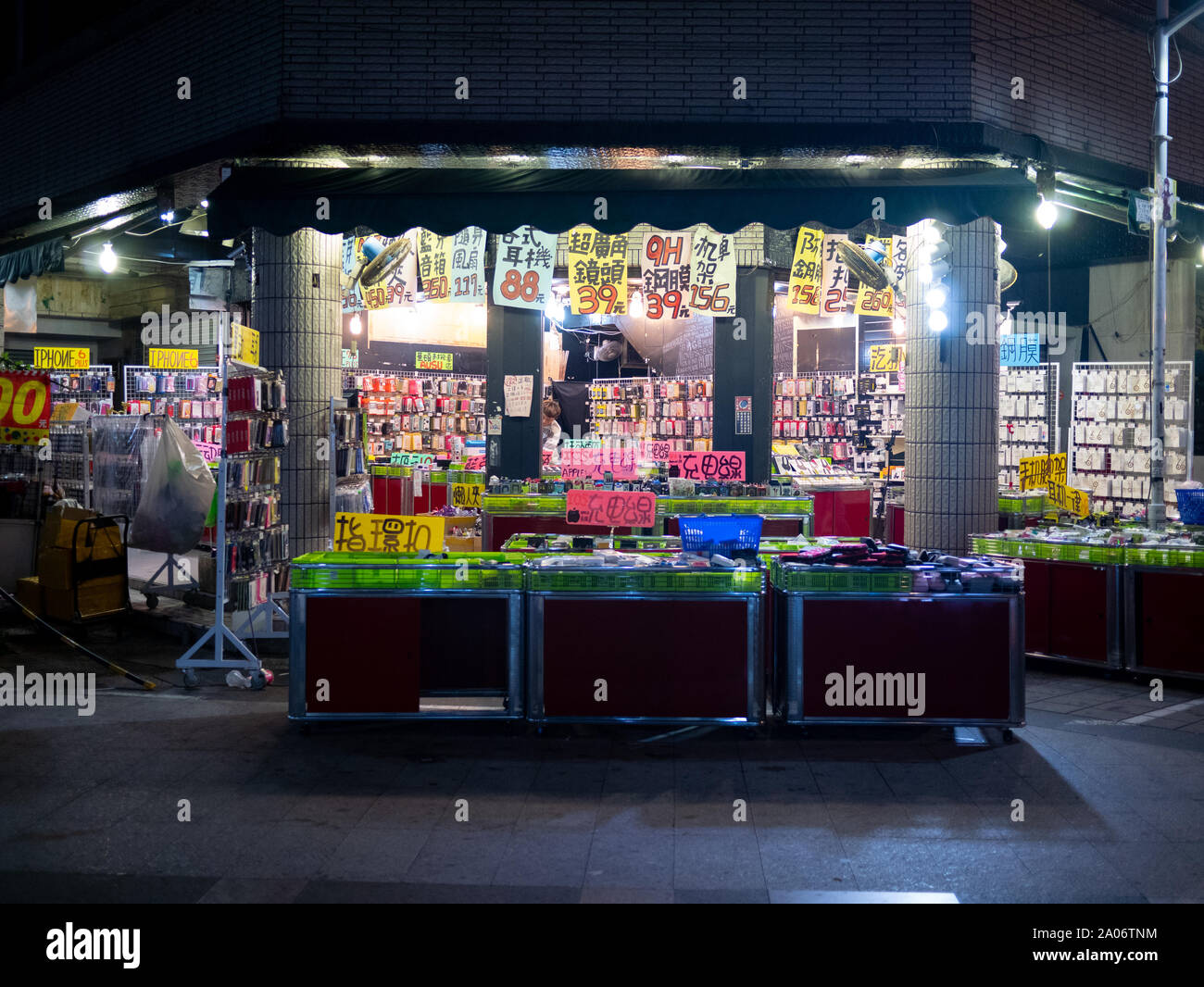 Kaohsiung, Taiwan: Geschäft, das eine Vielzahl von smart phone Abdeckungen und Fälle bei Nacht Stockfoto