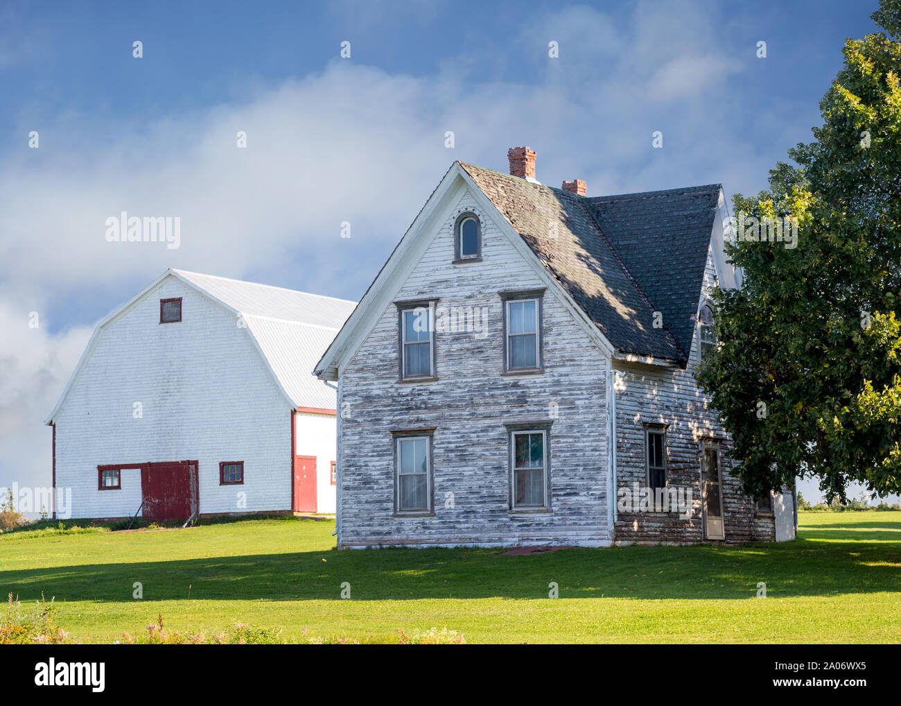 Altes Bauernhaus mit einer großen Scheune im ländlichen Amerika. Stockfoto