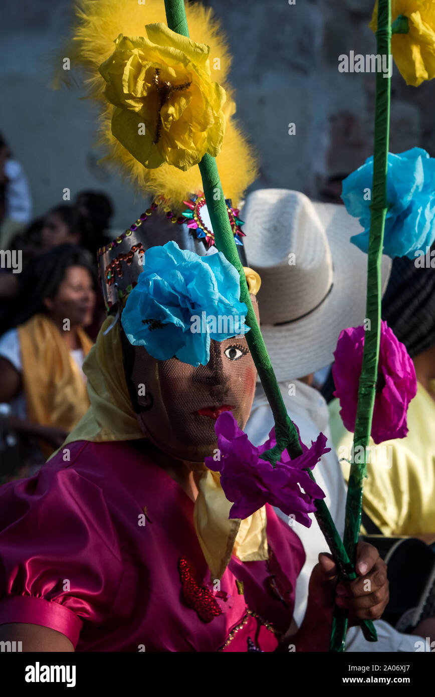 Juli 28, 2019: Riesige Papiermache Puppen tanzen während der Guelaguetza Festival in Oaxaca, Mexiko Stockfoto