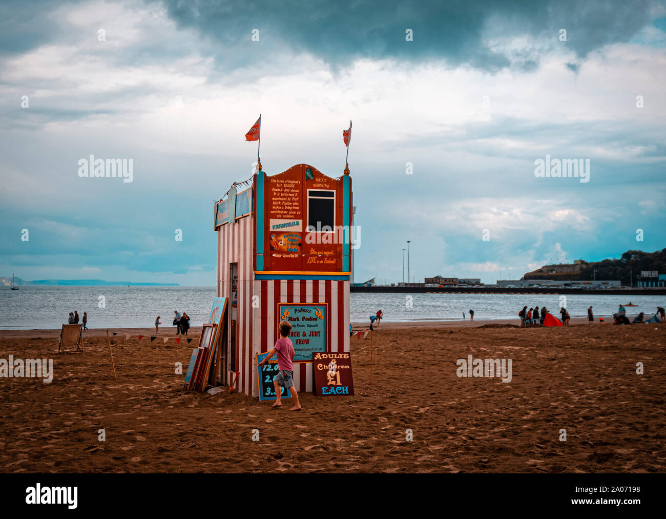 Kasperletheater am Strand von Weymouth, Dorset, England. Die von Professor Mark Poulton seit 2005 durchgeführt. Stockfoto