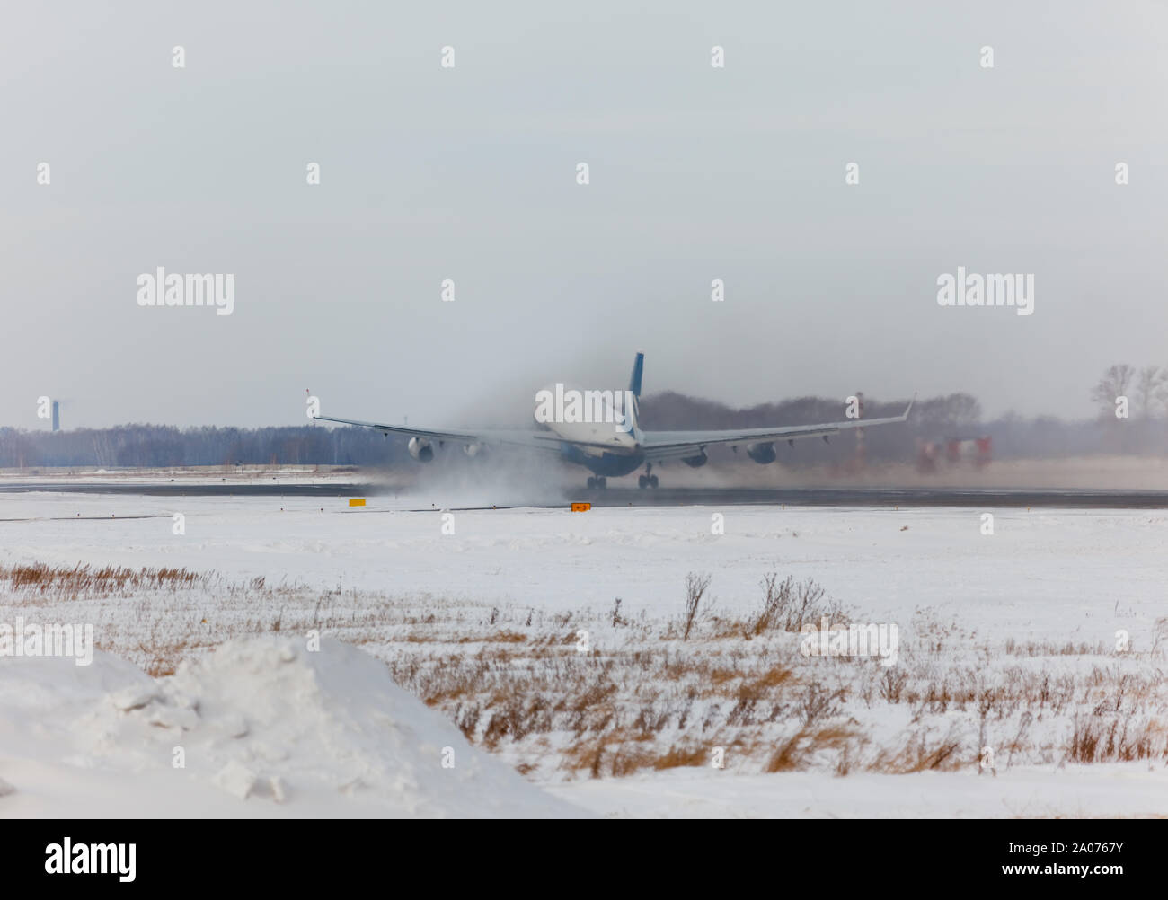 IL-96 beschleunigt und hebt im Winter ab Stockfoto