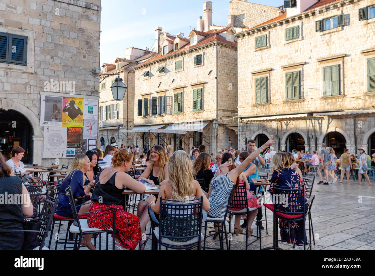 Dubrovnik Touristen - Gruppe von Frauen Touristen im Urlaub in einem Cafe in der Stradun, die Hauptstraße der Altstadt von Dubrovnik, Dubrovnik Kroatien Europa Stockfoto