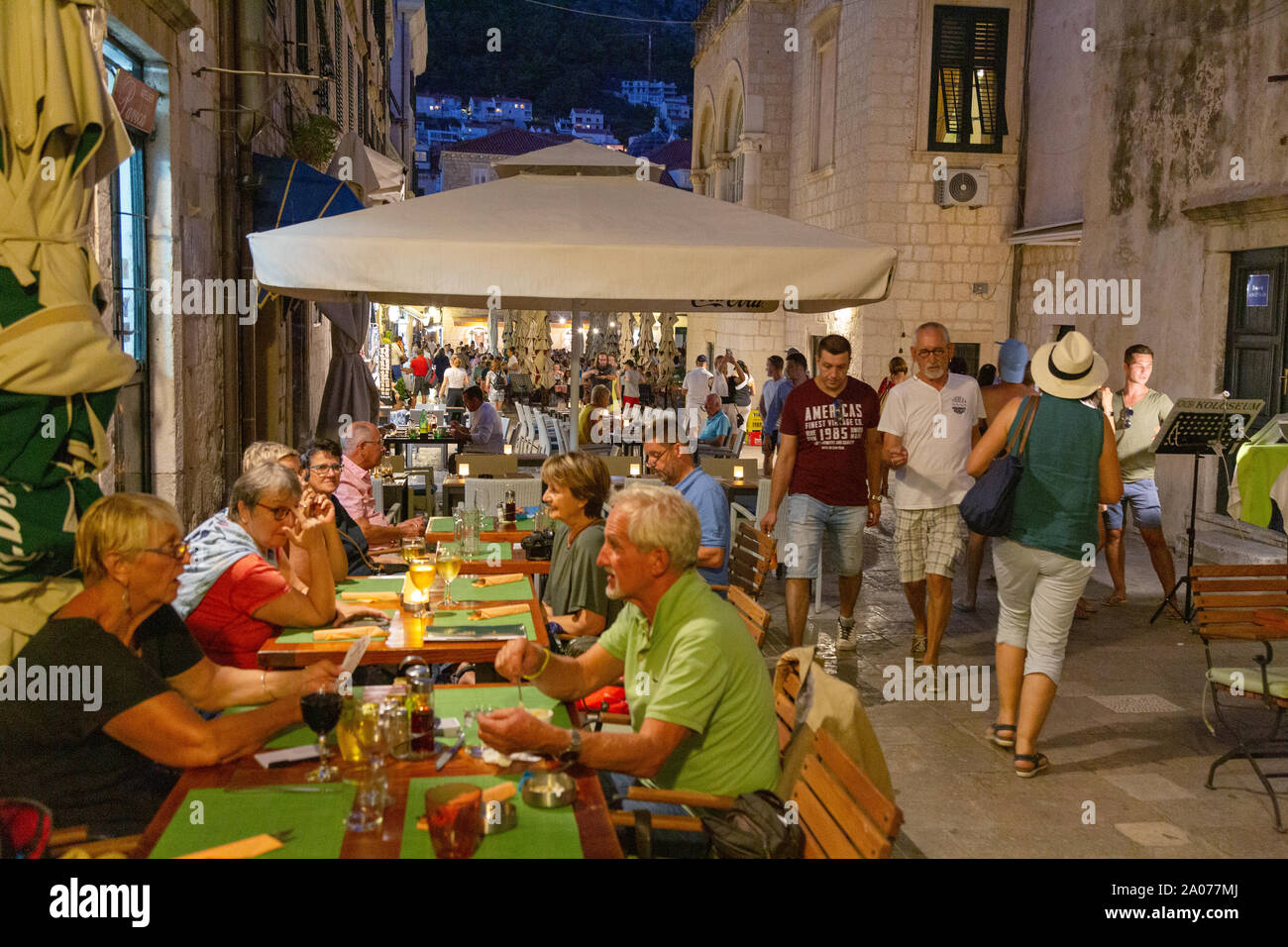 Dubrovnik Tourismus; Touristen in Restaurants am Abend Gundulic Square, Dubrovnik Kroatien Europa Stockfoto