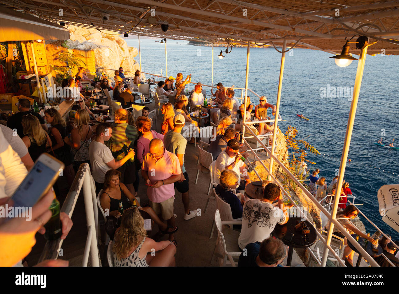 Die Leute trinken an der Buza Bar, eine berühmte Dubrovnik Bar, von der