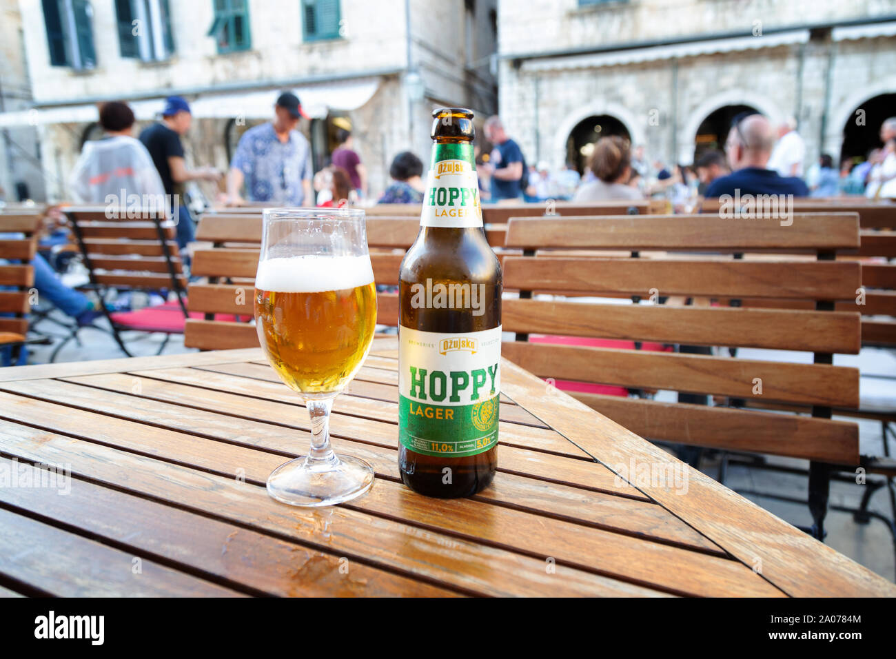 Kroatien Bier; eine Flasche und Glas kroatischen Bier auf einem Tisch, Dubrovnik, Kroatien Europa Stockfoto
