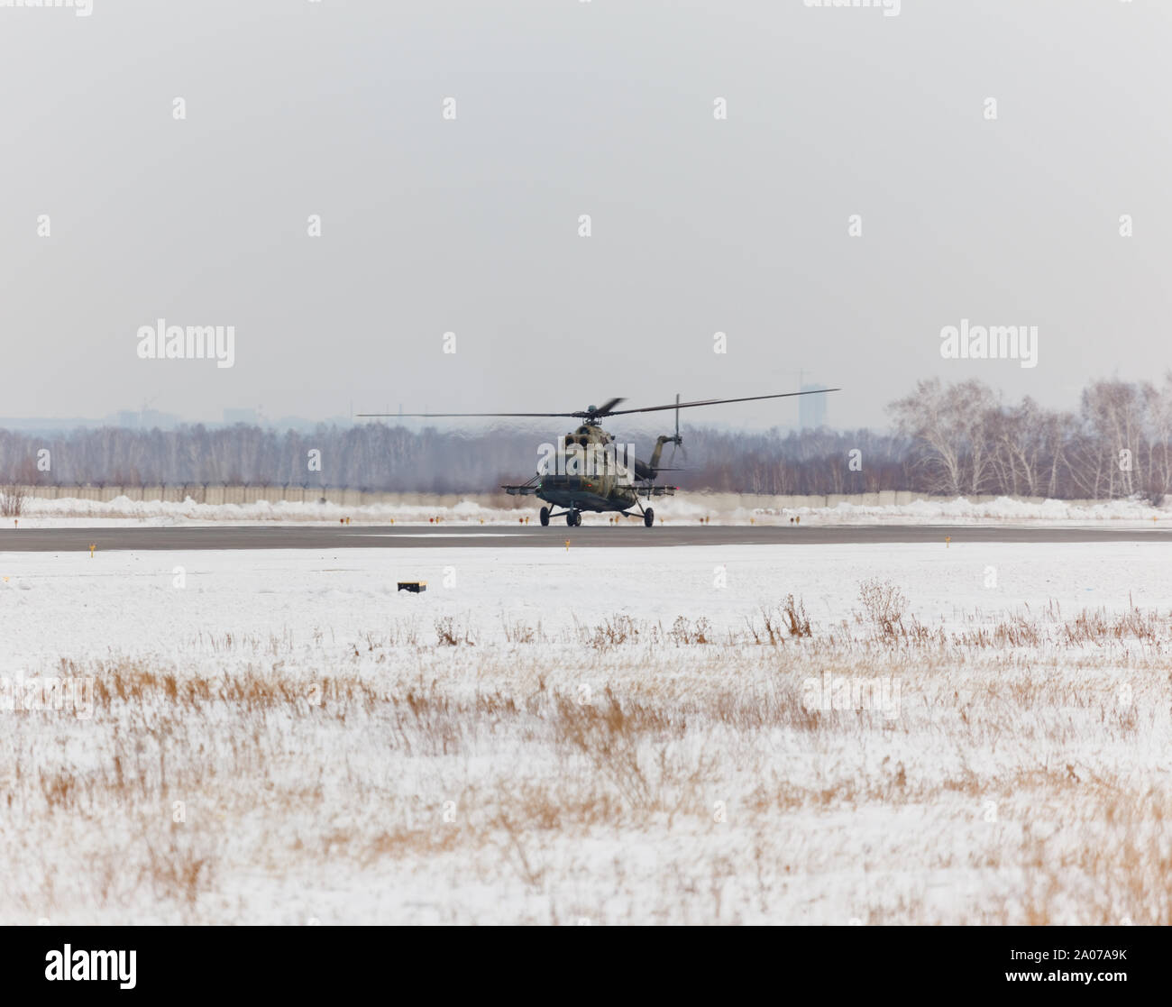 Militärhubschrauber auf der Landebahn Stockfoto
