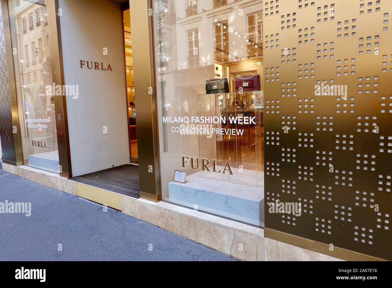Eintrag Furla, high-end, Mode Accessoires Shop auf der Rue Saint Honoré, Paris, Frankreich. Stockfoto