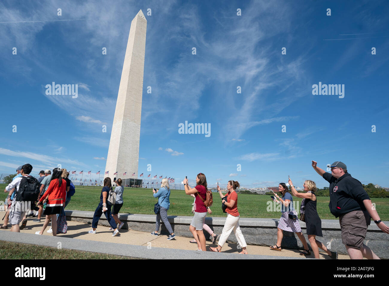 Washington DC, USA. 19. Sep 2019. Die ersten Besucher zu Fuß zum wiedereröffnet Washington Monument, wie es heute wieder öffnet folgenden Jahr für Reparaturen und Renovierungen aus dem Erdbeben 2011, in Washington, DC am Donnerstag, 19. September 2019. Foto von Kevin Dietsch/UPI Quelle: UPI/Alamy leben Nachrichten Stockfoto