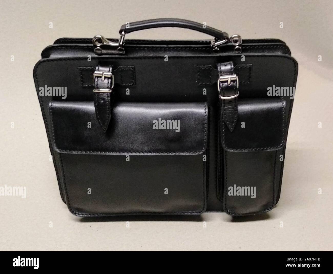 Schwarz Leder Tasche für Frauen mit Zipper und Silber Verschluss Stockfoto