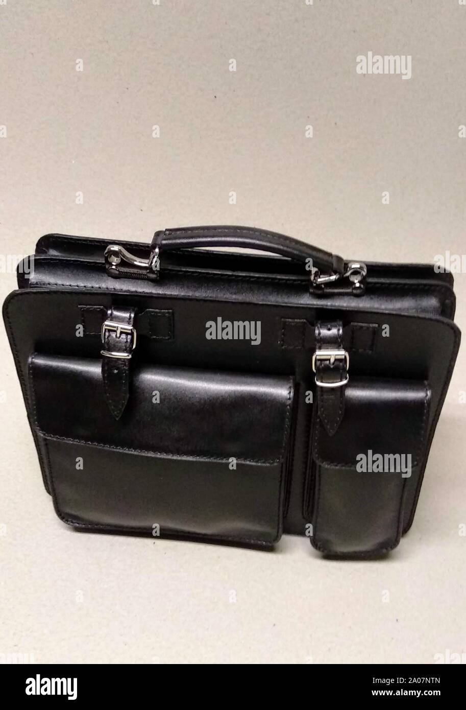 Schwarz Leder Tasche für Frauen mit Zipper und Silber Verschluss Stockfoto