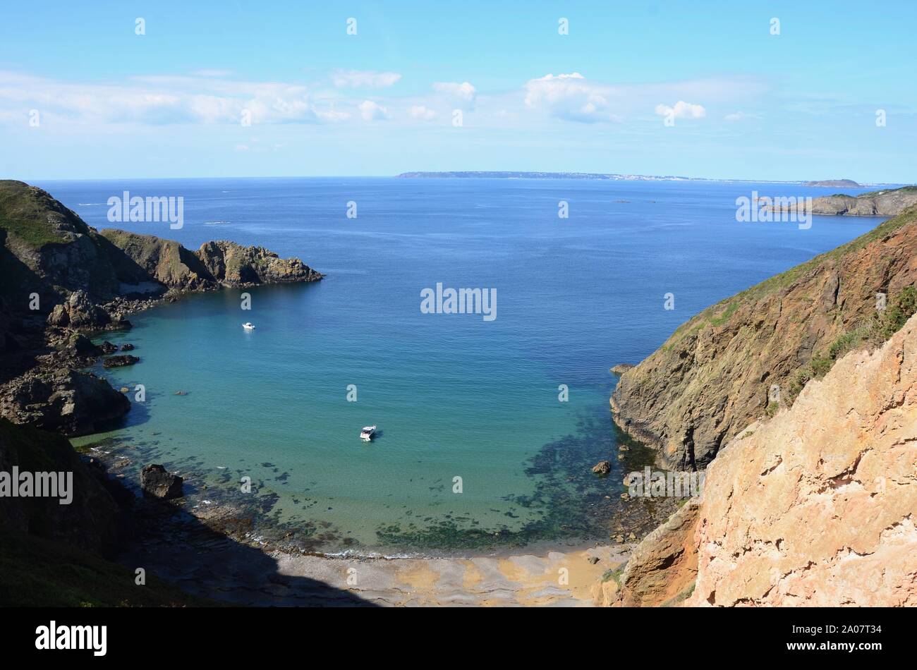 La Grande Greve Bay bei La Coupee, dem Causeway verbindet Grand Sark und Little Sark, Guernsey und Herm in Distanz, Channel Islands, Großbritannien Stockfoto