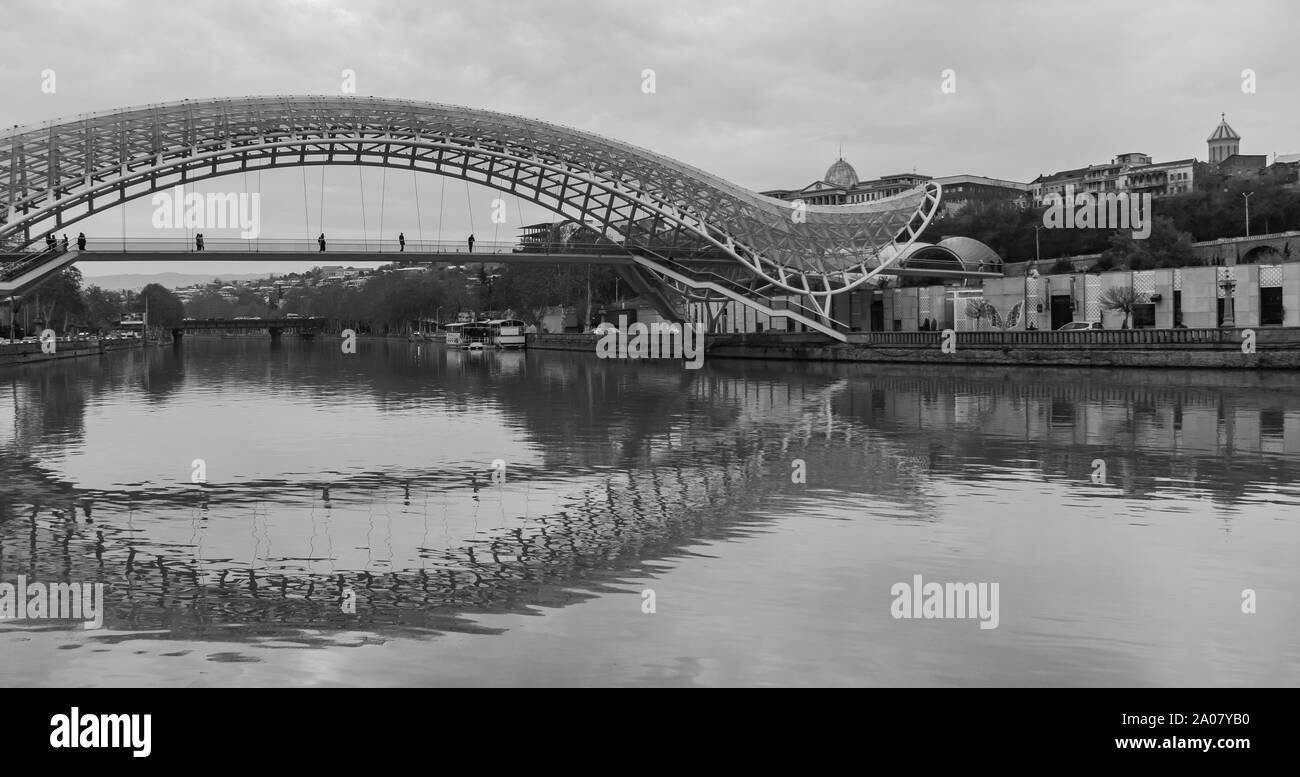 Ein schwarz-weißes Bild der die Brücke des Friedens, der in Tiflis. Stockfoto