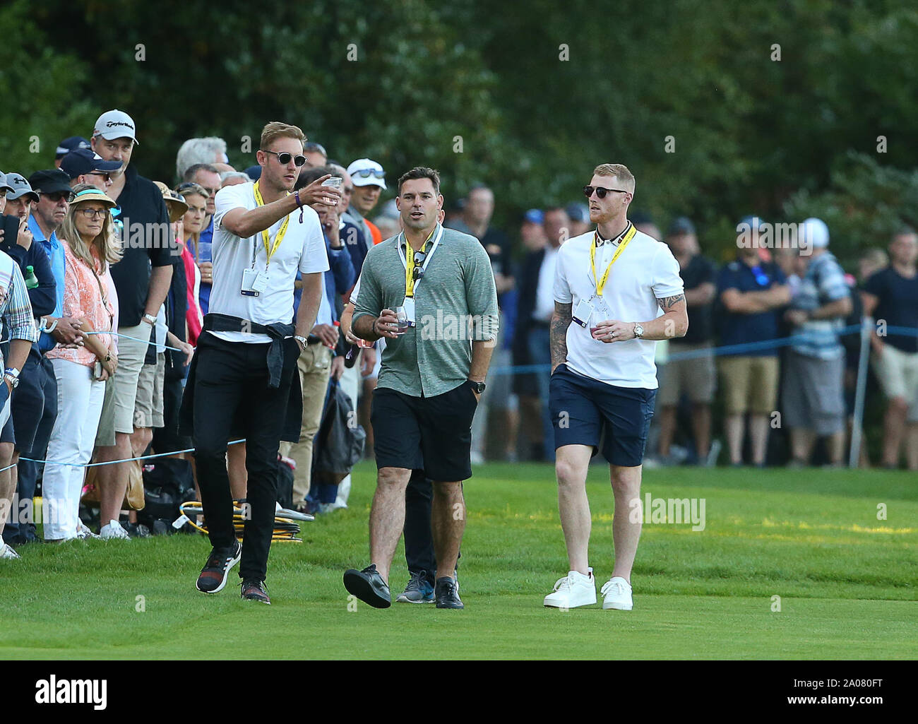 Wentworth Golf Club, Virginia Water, Großbritannien. 19. September 2019. England Cricketers Stuart Breite (L) und Ben Stokes (R) sind zu sehen, während am Tag 1 bei der BMW PGA Championship. Nur für den redaktionellen Gebrauch bestimmt. Quelle: Paul Terry/Alamy. Quelle: Paul Terry Foto/Alamy leben Nachrichten Stockfoto