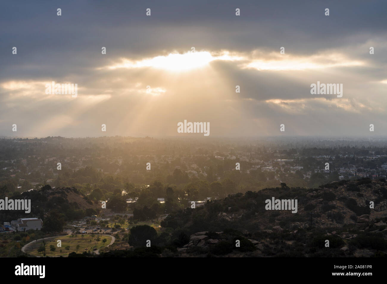 Bewölkt sonnenaufgang Blick von Chatsworth Park South und dem San Fernando Valley in Los Angeles, Kalifornien. Stockfoto