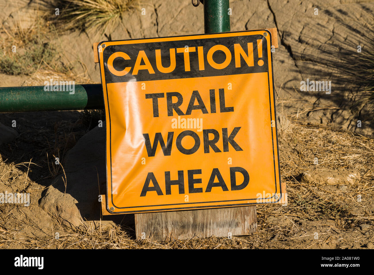 Vorsicht trail Arbeit vor temporäre Zeichen am Natur Park Eingang gebucht. Stockfoto