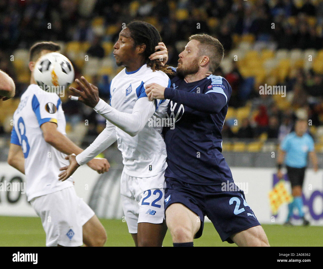 Kiew, Ukraine. 19 Sep, 2019. LASSE NIELSEN von Malmö FF (R) in Aktion gegen GERSON RODRIGUES von Dynamo Kiew (L) während der UEFA Europa League - Saison 2019/20 Fußballspiel, an der Olimpiyskiy Stadion in Kiew, Ukraine, am 19. September 2019. Credit: Serg Glovny/ZUMA Draht/Alamy leben Nachrichten Stockfoto