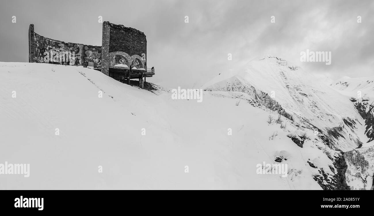 Ein schwarz-weißes Bild der Russland - Georgien Friendship Monument. Stockfoto