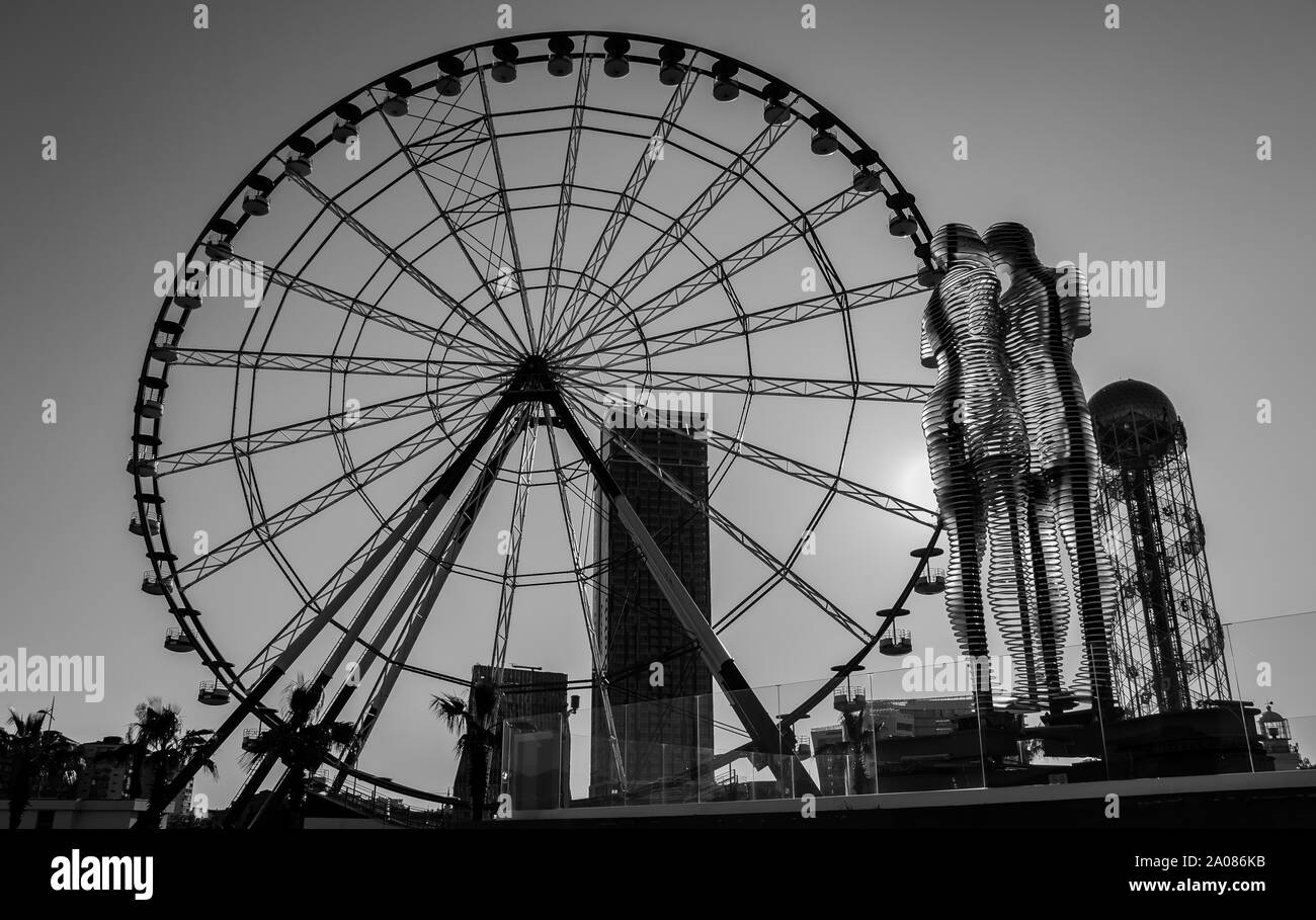 Ein schwarz-weiß Bild von einigen von Batumi Wahrzeichen im gleichen Rahmen gefangen. Stockfoto