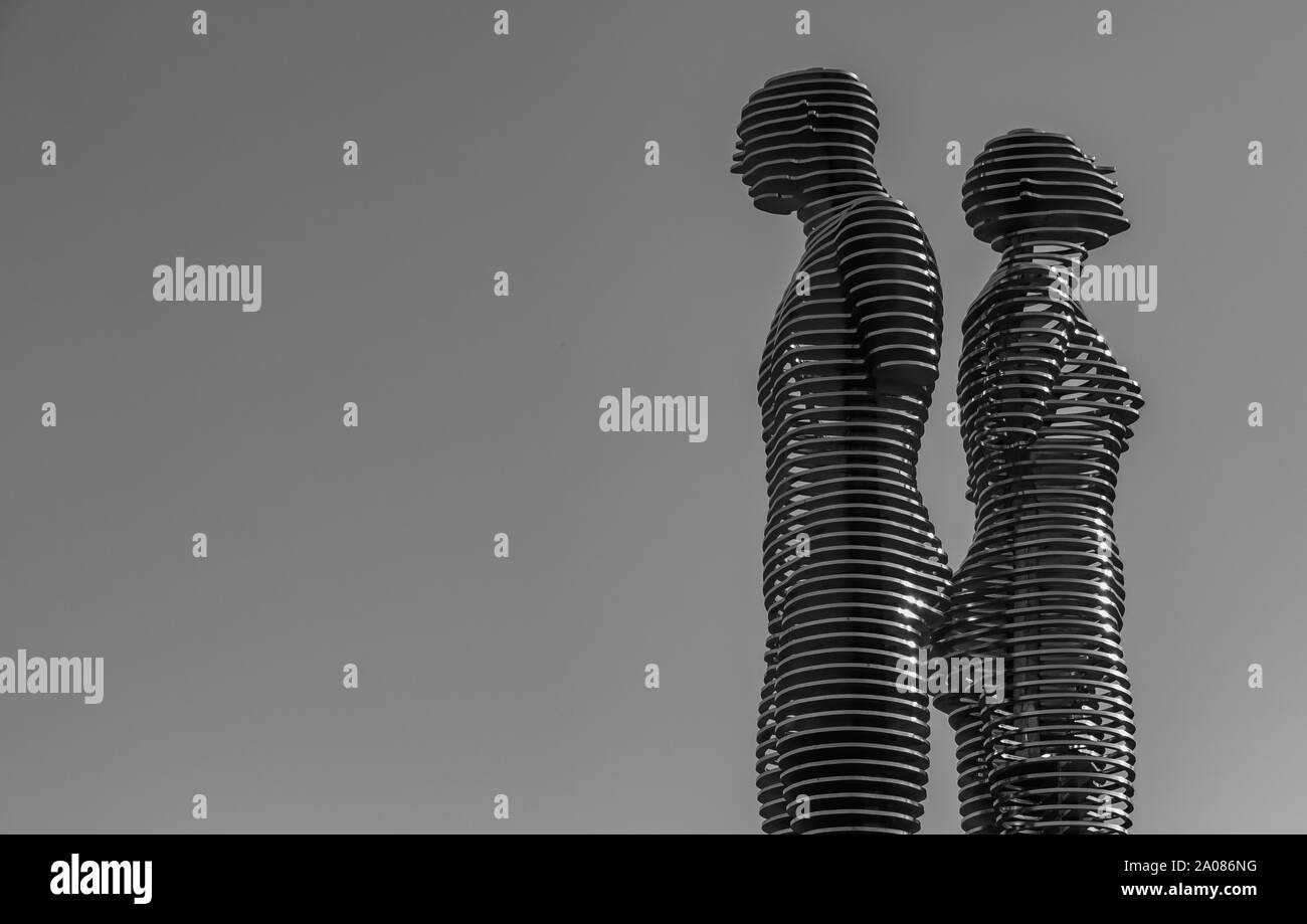 Ein schwarz-weißes Bild des Ali und Nino Skulptur, in Batumi. Stockfoto