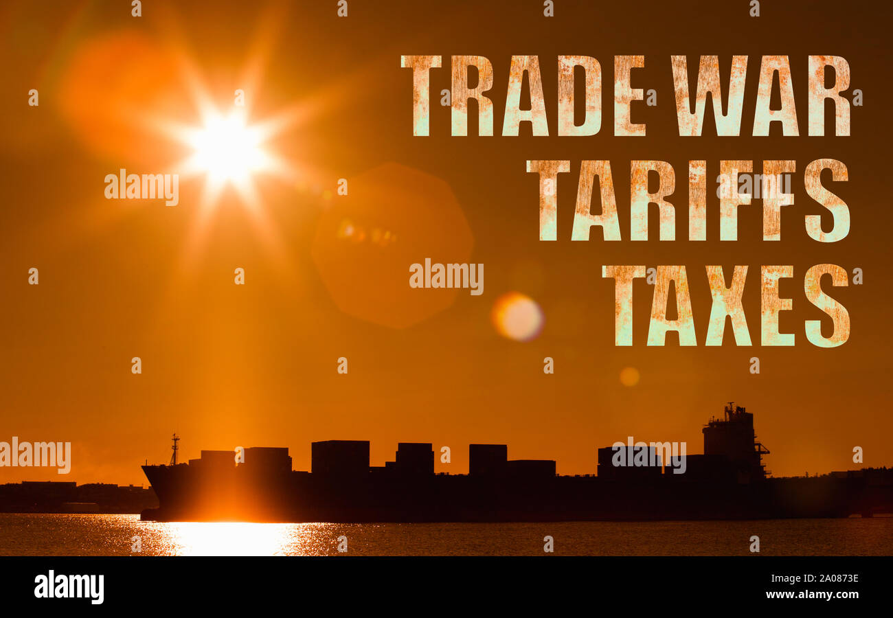 Frachtschiff Silhouette mit Handelskrieg, Tarife und Steuern Text. Stockfoto