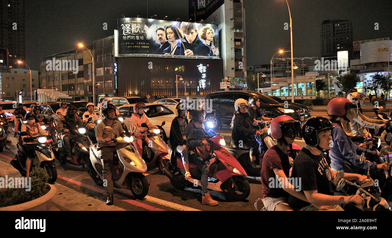 Junge Menschen nutzen die Benzin-motor scooter als wichtigste Fahrzeug in der Stadt Kaohsiung, Taiwan, Tag und Nacht. Stockfoto