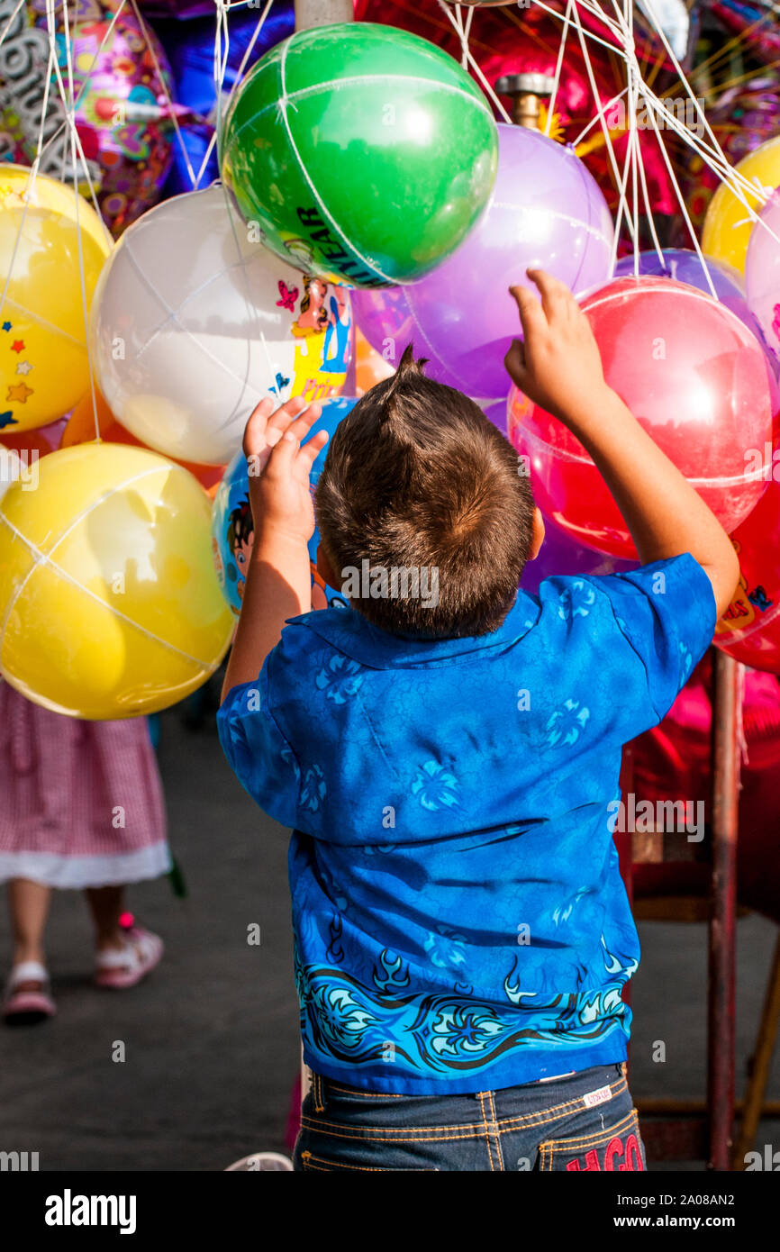 Junge und Luftballons, Tlaquepaque, in der Nähe von Guadalajara, Jalisco, Mexiko. Stockfoto