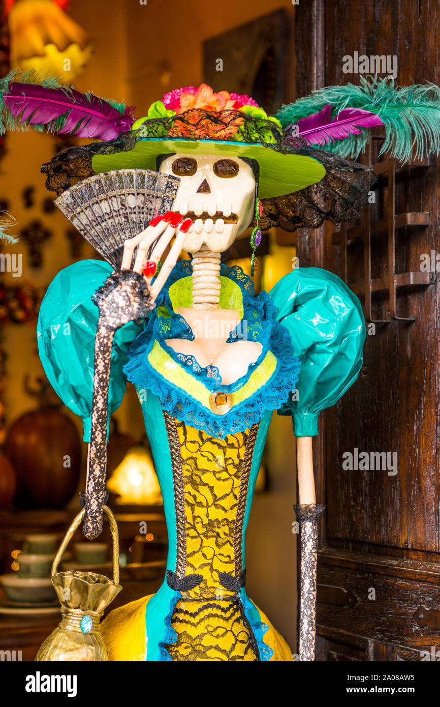 Lokale calaca Skulptur Skelett während der Tag der Toten festival Tlaquepaque, in der Nähe von Guadalajara, Jalisco, Mexiko eingesetzt. Stockfoto