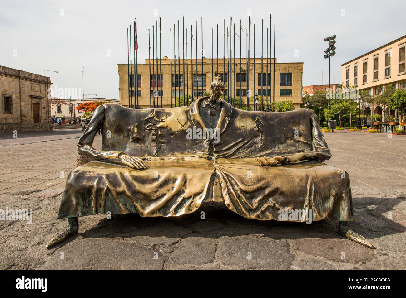 Mann in Mantel Skulptur von Alejandro Colunga Plaza Tapatia, Historic Centre, Guadalajara, Jalisco, Mexiko. Stockfoto