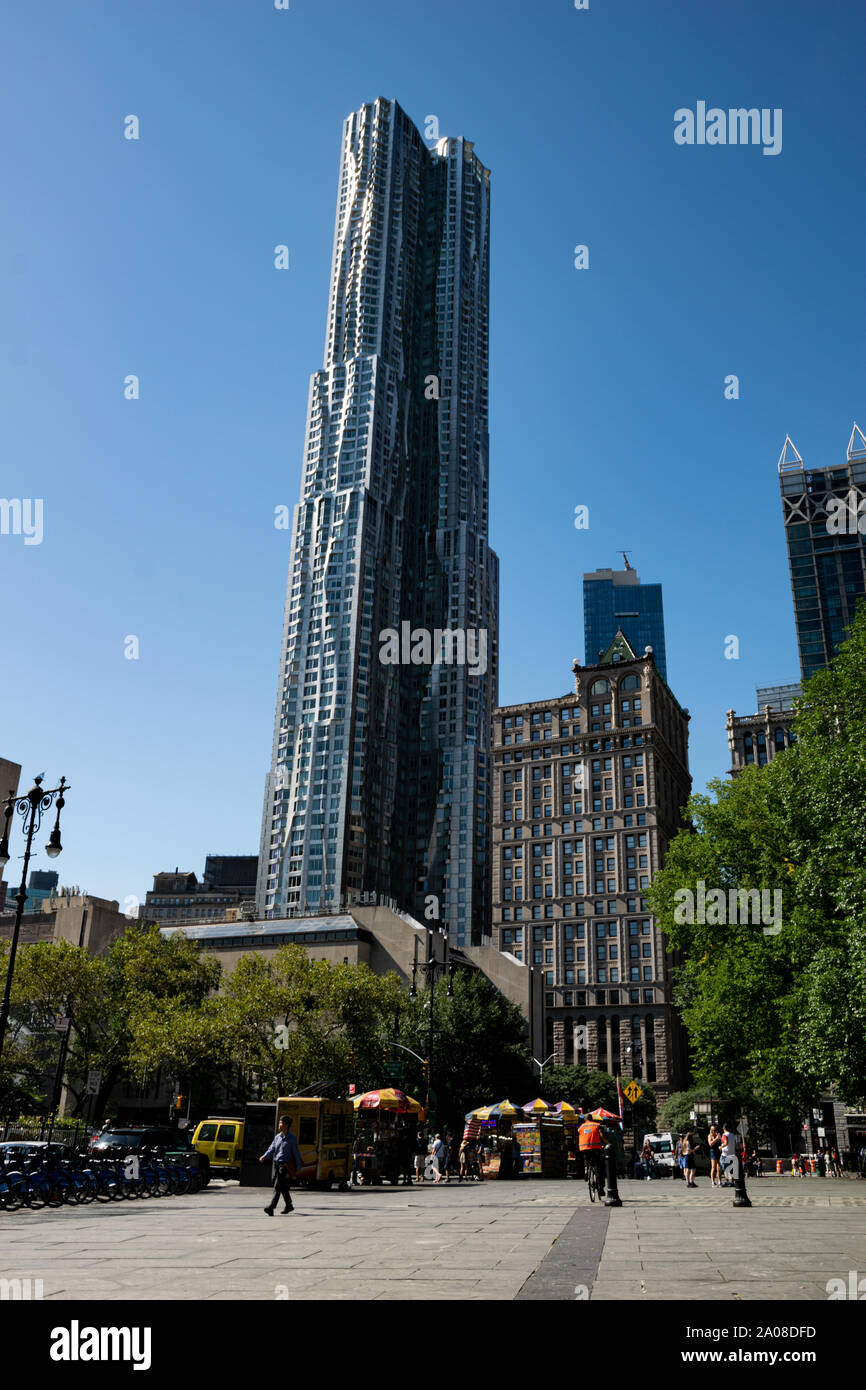 Das Gehry Geäude ragt hoch in den Himmel hinaus, bekannt auch als Beekman Tower in der 8 Fichte Straße. Aufgenommen von der Mitte der Straße. Stockfoto