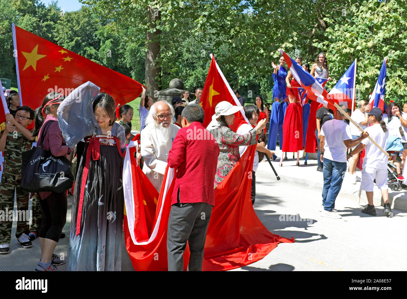 Gruppen, die ihr kulturelles Erbe für die eröffnungsfeier von eine Welt Tag in der kulturellen Gärten von Cleveland, Ohio, USA vorzubereiten. Stockfoto