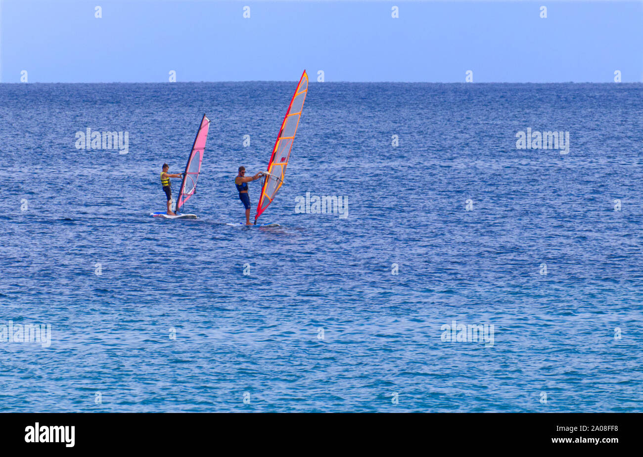 Zwei Windsurfer, ein Mann und ein Junge. Vater und Sohn sein könnte. Stockfoto