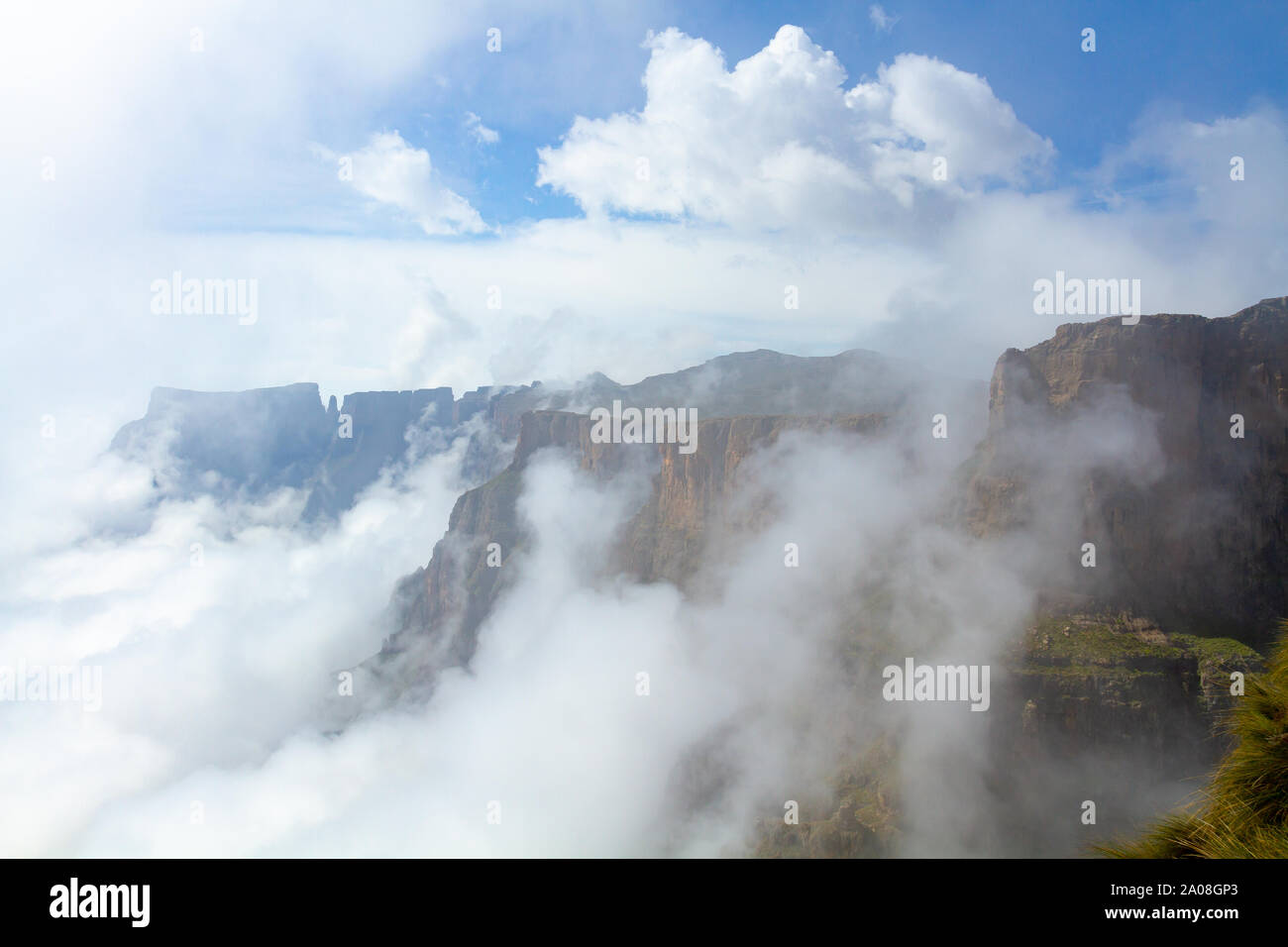 Nebel stieg das Amphitheater in die Drakensberge, Südafrika Stockfoto