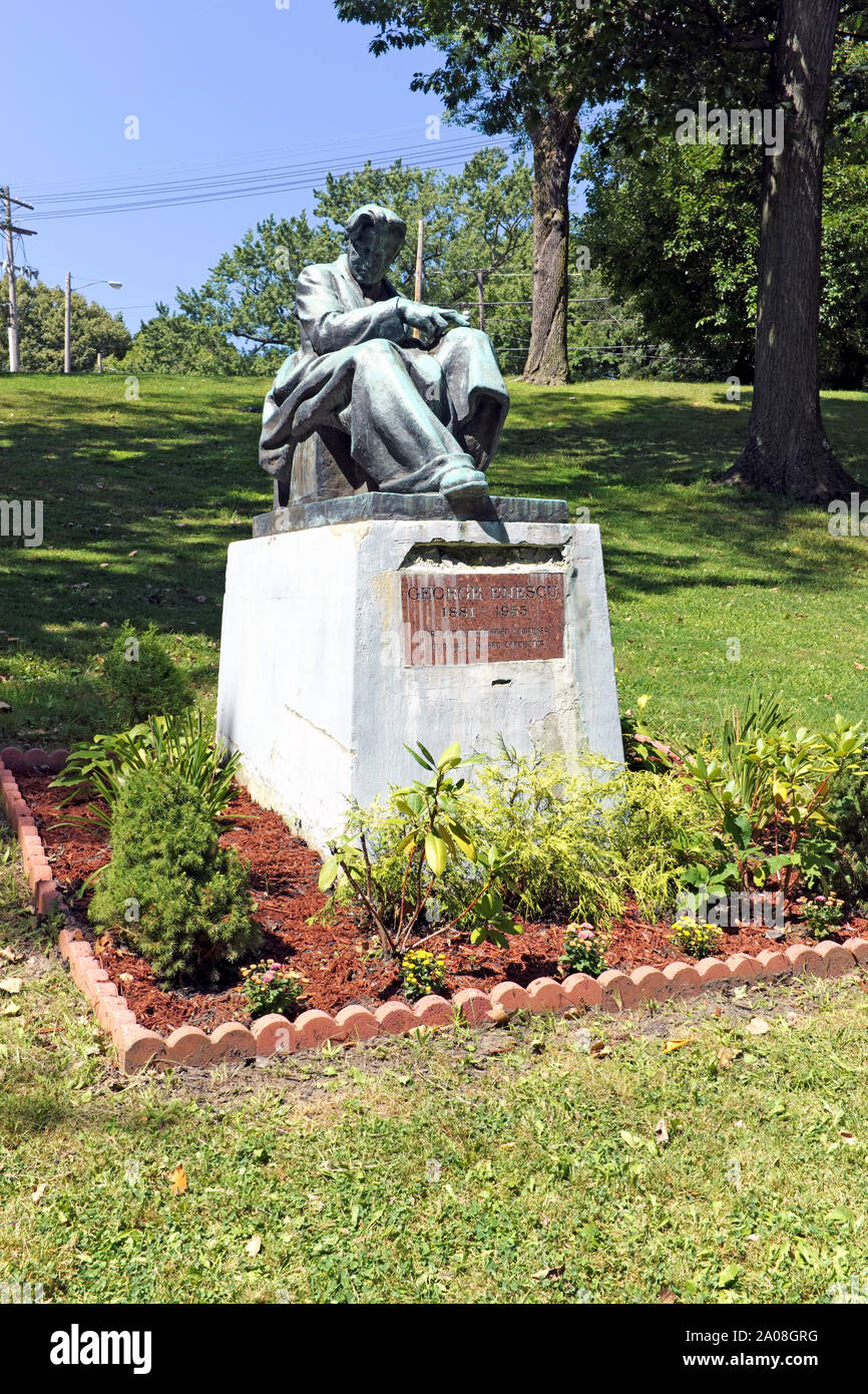 Die Bronzestatue von George Enescu, dem rumänischen Musiker und Komponisten, steht im rumänischen Kulturgarten von Cleveland, Ohio, USA. Stockfoto