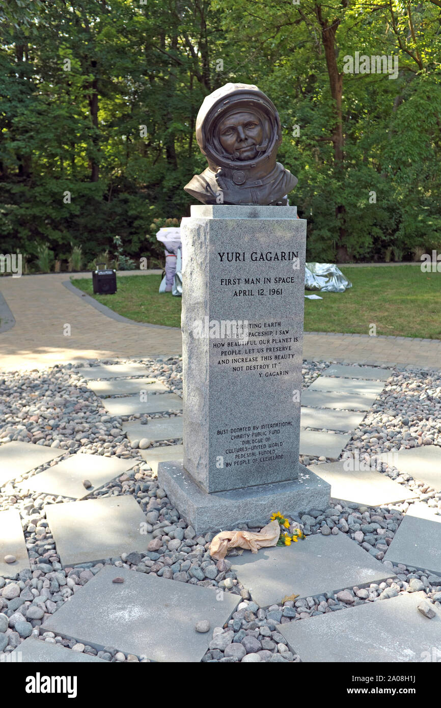 Die Bronzebüste von Yuri Gagrin ruht auf einem Sockel im russischen Kulturgarten der Kulturgärten im Rockefeller Park in Cleveland, Ohio, USA. Stockfoto