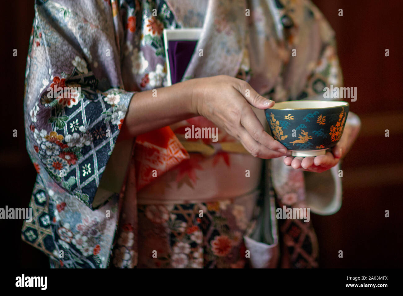 Eine Frau trägt einen Kimono während einer traditionellen japanischen Teezeremonie Stockfoto