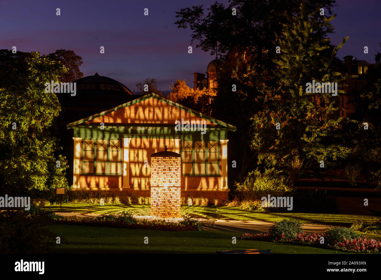 Neue Lichtinstallation aus Stahl mit den Namen von Springbrunnen, die einen Bandstand in den Valley Gardens, Harrogate, England, Großbritannien, beleuchten. Stockfoto